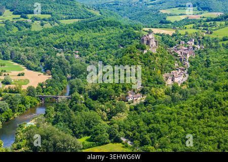 Penne Castle auf einem felsigen Sporn mit Blick auf das Dorf und den Fluss Aveyron, der darunter fließt Stockfoto