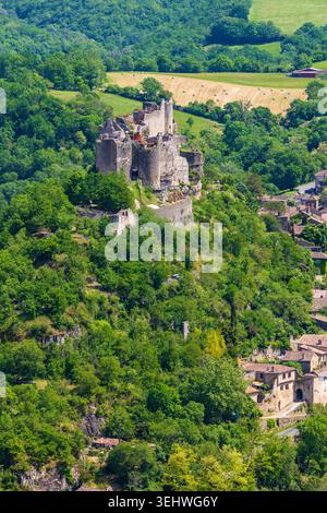Schloss Penne auf einem felsigen Sporn mit Blick auf das Dorf im Herzen des Grésigne-Waldes und der Gorges de l'Aveyron Stockfoto