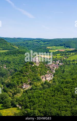 Schloss Penne auf einem felsigen Sporn mit Blick auf das Dorf im Herzen des Grésigne-Waldes und der Gorges de l'Aveyron Stockfoto