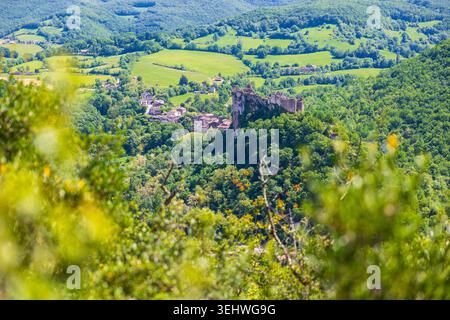 Schloss Penne auf einem felsigen Sporn mit Blick auf das Dorf im Herzen des Grésigne-Waldes und der Gorges de l'Aveyron Stockfoto