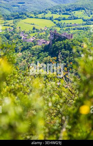 Schloss Penne auf einem felsigen Sporn mit Blick auf das Dorf im Herzen des Grésigne-Waldes und der Gorges de l'Aveyron Stockfoto
