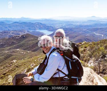 Porträt eines lächelnden Seniorenpaares auf dem Iron Mountain Stockfoto