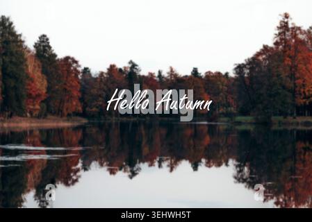 Grußkarte mit Inschrift Hallo, Herbst Herbst Herbst auf Hintergrund gelb und rot Blätter Blatt fallen Stockfoto