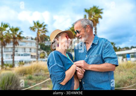 Seniorenpaar genießt Strandurlaub und Ruhestand Stockfoto