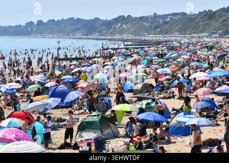 Bournemouth, Dorset, England, Vereinigtes Königreich, 26. Mai 2026, Wetter: der zweite Tag mit rekordverdächtigen Frühjahrstemperaturen wird von weit über 30 Grad erwartet. Bournemouth Beach ist während der Halbzeit der Schule wieder voll. Stockfoto