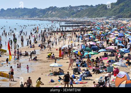 Bournemouth, Dorset, England, Vereinigtes Königreich, 26. Mai 2026, Wetter: der zweite Tag mit rekordverdächtigen Frühjahrstemperaturen wird von weit über 30 Grad erwartet. Bournemouth Beach ist während der Halbzeit der Schule wieder voll. Stockfoto