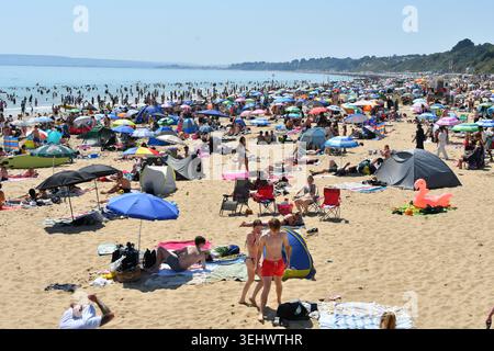 Bournemouth, Dorset, England, Vereinigtes Königreich, 26. Mai 2026, Wetter: der zweite Tag mit rekordverdächtigen Frühjahrstemperaturen wird von weit über 30 Grad erwartet. Bournemouth Beach ist während der Halbzeit der Schule wieder voll. Stockfoto