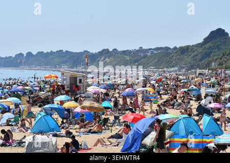 Bournemouth, Dorset, England, Vereinigtes Königreich, 26. Mai 2026, Wetter: der zweite Tag mit rekordverdächtigen Frühjahrstemperaturen wird von weit über 30 Grad erwartet. Bournemouth Beach ist während der Halbzeit der Schule wieder voll. Stockfoto