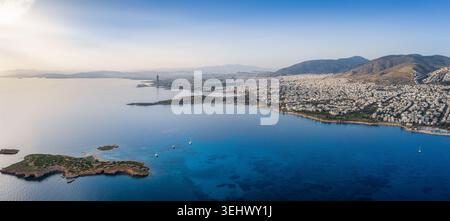 Panoramablick auf die Südküste von Athen, Griechenland, mit Voula, Glyfada und Ellinikon Viertel im Hintergrund bei einem ruhigen Sonnenuntergang Stockfoto