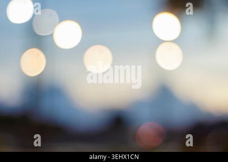 Unscharfe Bokeh Lights Hintergrund. Bokeh-Hintergrund. Kühle Atmosphäre. Traumhaftes Nachtkonzept. Hochwertige Fotos Stockfoto