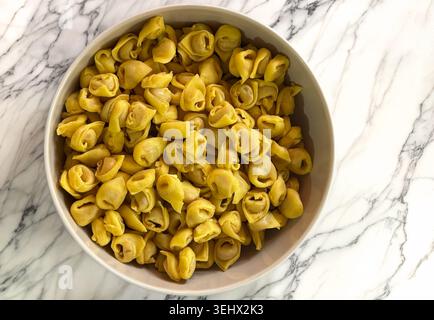 Traditionelle italienische Tortellini-Pasta, serviert in weißer Schüssel mit Blick von oben Stockfoto