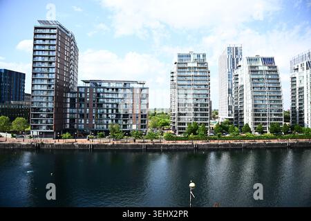 Salford, Großbritannien. Mai 2026. Wetter in Großbritannien: Die Menschen genießen einen warmen und sonnigen Nachmittag in den Salford Quays im Huron Basin während der ersten Hitzewelle im Jahr 2026, da Großbritannien am zweiten Tag in Folge die höchste Temperatur im Mai erreicht, wenn die Temperaturen über 30 °C erreichen Quelle: Olly Hassell/Alamy Live News Stockfoto