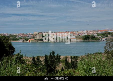 Blick auf den Fluss Mira und Vila Nova de Milfontes, Portugal Stockfoto