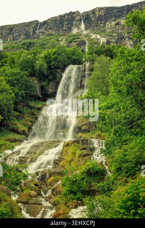 Skorga, Norwegen - 22.05.2026: Ein majestätischer, mehrstöckiger Wasserfall, der über dunkle, strukturierte Felsen fließt. Stockfoto