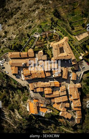 Ein Drohnenfoto mit direktem Blick auf Terrakottafliesen, enge Gänge und kleine Gartenhöfe. Stockfoto
