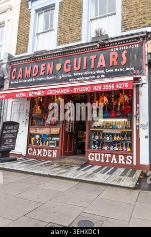 Oldtimer-Gitarrenladen in Camden Town. London, UK, 26. Dezember 2023 Stockfoto
