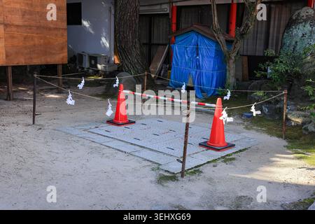 Shide, in Zickzack gefaltete Papierschlangen, die in der Shinto-Religion verwendet werden, um heilige Räume zu markieren und Reinheit am Akama-Schrein zu repräsentieren. Stockfoto