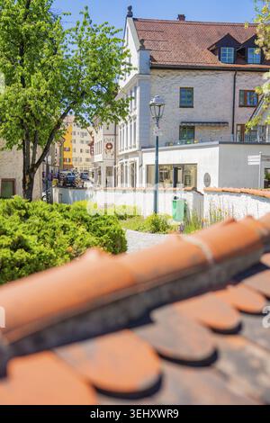 Blick über die Dächer einer sonnigen Stadtstraße mit grünen Bäumen und modernen und historischen Gebäuden, Wangen im Allgaeu, Deutschland Stockfoto