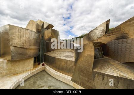 Guggenheim Museum Bilbao, geschwungene Titanplatte Fassade, Wahrzeichen, Dekonstruktivismus, Bilbao, Spanien Stockfoto