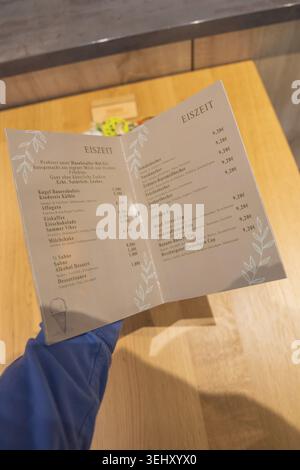 Offenes Menü mit verschiedenen Eissorten und Preisen auf einem Tisch, Cafe Kuh, Deckenpfronn, Deutschland Stockfoto
