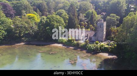 Aus der Vogelperspektive auf St. Just's Church, St. Just in Roseland. Eine Pfarrkirche der Klasse I in der Church of England Stockfoto