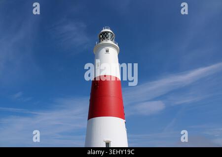 Flacher Blick auf das berühmte rot-weiße Portland Bill Lighthouse an einem hellen Sommertag in Dorset, Großbritannien. Stockfoto