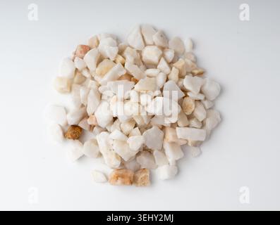 Isolierte Quarzit-Kieselsteinen, weiße dekorative Marmorsteine, von oben. Kleine Kiesgruppe, natürlicher weißer Kalksteinhügel für Gartendekoraten Stockfoto