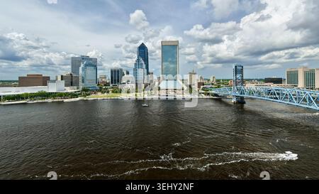 Blick aus der Vogelperspektive auf den Riverfront Plaza und die Skyline von Jacksonville mit dem St. Johns River und der blauen Main Street Bridge, Jacksonville, Florida, Vereinigte Staaten Stockfoto