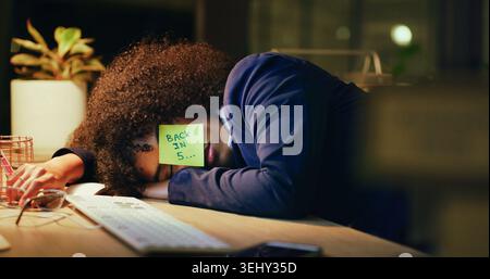 Geschäftsmann, Nacht und Schlaf mit Haftnotiz für Schlummerzeit, Deadline oder spätes Nickerchen im Büro. Müde, Mann oder schlafend mit gelangweiltem Abend an der Rezeption Stockfoto