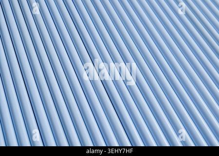 Gewellte Blechstruktur in Blau Stockfoto