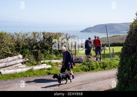 Wanderer auf dem Südwestküstenpfad oberhalb der porlock Bay, Exmoor National Park England. Mai Stockfoto