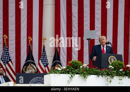 Arlington, Vereinigte Staaten Von Amerika. Mai 2026. Arlington, Vereinigte Staaten von Amerika. Mai 2026. US-Präsident Donald Trump hält während der jährlichen Gedenkfeier auf dem Arlington National Cemetery Amphitheater am 25. Mai 2026 in Arlington, Virginia. Quelle: Elizabeth Fraser/US Army Photo/Alamy Live News Stockfoto