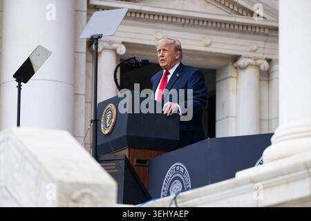 Arlington, Vereinigte Staaten Von Amerika. Mai 2026. Arlington, Vereinigte Staaten von Amerika. Mai 2026. US-Präsident Donald Trump hält während der jährlichen Gedenkfeier auf dem Arlington National Cemetery Amphitheater am 25. Mai 2026 in Arlington, Virginia. Quelle: Elizabeth Fraser/US Army Photo/Alamy Live News Stockfoto