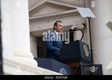 Arlington, Vereinigte Staaten Von Amerika. Mai 2026. Arlington, Vereinigte Staaten von Amerika. Mai 2026. US-Verteidigungsminister Pete Hegseth hält während der jährlichen Gedenkfeier auf dem Arlington National Cemetery Amphitheater am 25. Mai 2026 in Arlington, Virginia. Quelle: Elizabeth Fraser/US Army Photo/Alamy Live News Stockfoto