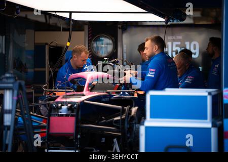 Mechaniker des Formel-1-Teams, der während des Großen Preises von Kanada in Montreal an einem Rennwagen in der Garage arbeitet Stockfoto