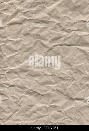 Abstrakter Hintergrund von zerknittertem braunem Kraftpapier mit detaillierten Falten und Schatten Stockfoto