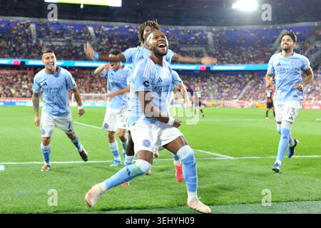 NYCFC-Mittelfeldspieler ANDRES PEREA (8) und NYCFC-Stürmer MALACHI JONES (88) feiern im Sports Illustrated Stadium im Harrison New Jersey New York City FC Stockfoto