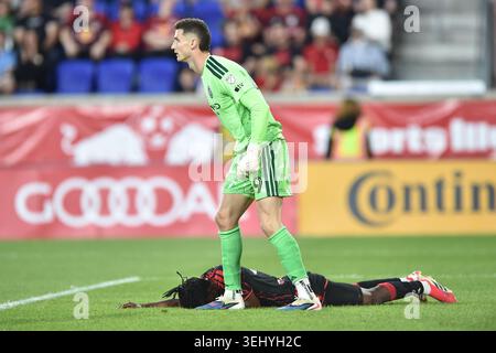 NYCFC-Torhüter MATT FREESE (49) und New York Red Bulls Mittelfeldspieler RONALD DONKOR (48) im Sports Illustrated Stadium in Harrison New Jersey Stockfoto