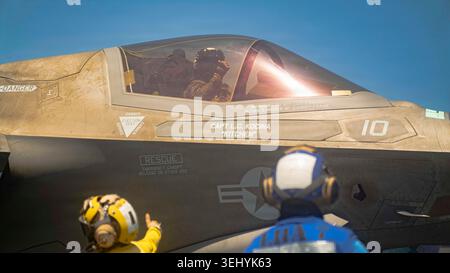Arabisches Meer, Internationale Gewässer. Mai 2026. Ein US-Marine Corps F-35B Lightning II Tarnflugzeug, das der Green Knights of Marine Fighter Attack Squadron 121 zugewiesen ist, führt vor dem Flug Kontrollen durch, bevor es vom Flugdeck des amphibischen Angriffsschiffs USS Tripoli aus gestartet wird, am 13. Mai 2026 im Arabischen Meer. Kredit: US Navy/U.S. Navy/Alamy Live News Stockfoto