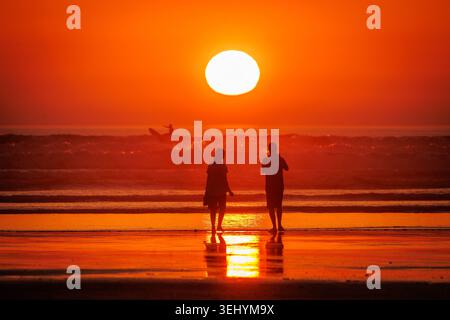 Am 26. Mai 2026 untergeht die Sonne über Saunton Sands in North Devon am heißesten Tag im Mai, da die Temperaturen 35 Grad Celsius erreichen Stockfoto