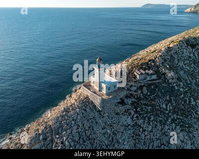 Blick aus der Vogelperspektive auf den historischen Leuchtturm am Kap Tainaron (Kap Matapan) auf der Halbinsel Mani, Griechenland, dem südlichsten Punkt des griechischen Festlandes, Captu Stockfoto
