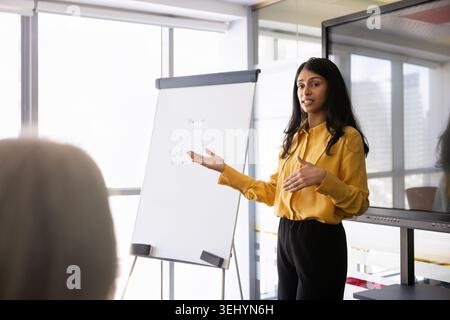 Indische Geschäftsfrau hält Flipchart-Präsentation während eines Geschäftstreffens Stockfoto
