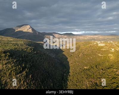Aufnahmen von Drohnen aus der Luft zeigen raues bergiges Gelände und dichte mediterrane Vegetation in der Nähe von Kelefa Castle Stockfoto