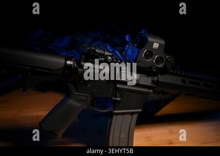 AR15 Gewehr mit Plattenträger Stockfoto
