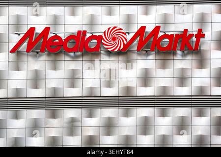 Leipzig, Deutschland – 21. Mai 2026: Logo von MediaMarkt auf einer texturierten Fassade, das Einkaufs- und Unterhaltungselektronik repräsentiert Stockfoto