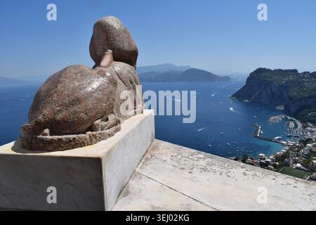 Sphinx-Statue mit Blick auf die Stadt Capri auf der gleichnamigen Insel im Mittelmeer. Villa San Michele Gardens. Stockfoto