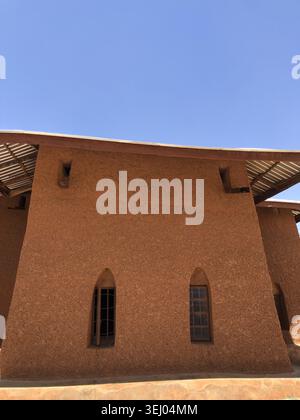 Zaria, Nigeria - 22. März 2026: Blick auf die historische, schlammige St. Bartholomäus Kirche in Wusasa mit ihren charakteristischen Bogenfenstern und strukturierten Ea Stockfoto