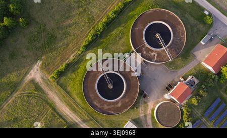 Das ist ein Luftbild von zwei Sedimentationstanks. Stockfoto
