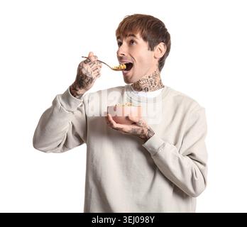 Mann isst Getreideringe auf weißem Hintergrund Stockfoto