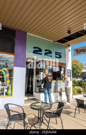 Familie wartet am Bordsteinfenster auf Imbiss und Morgenkaffee, Tamworth Australien. Stockfoto